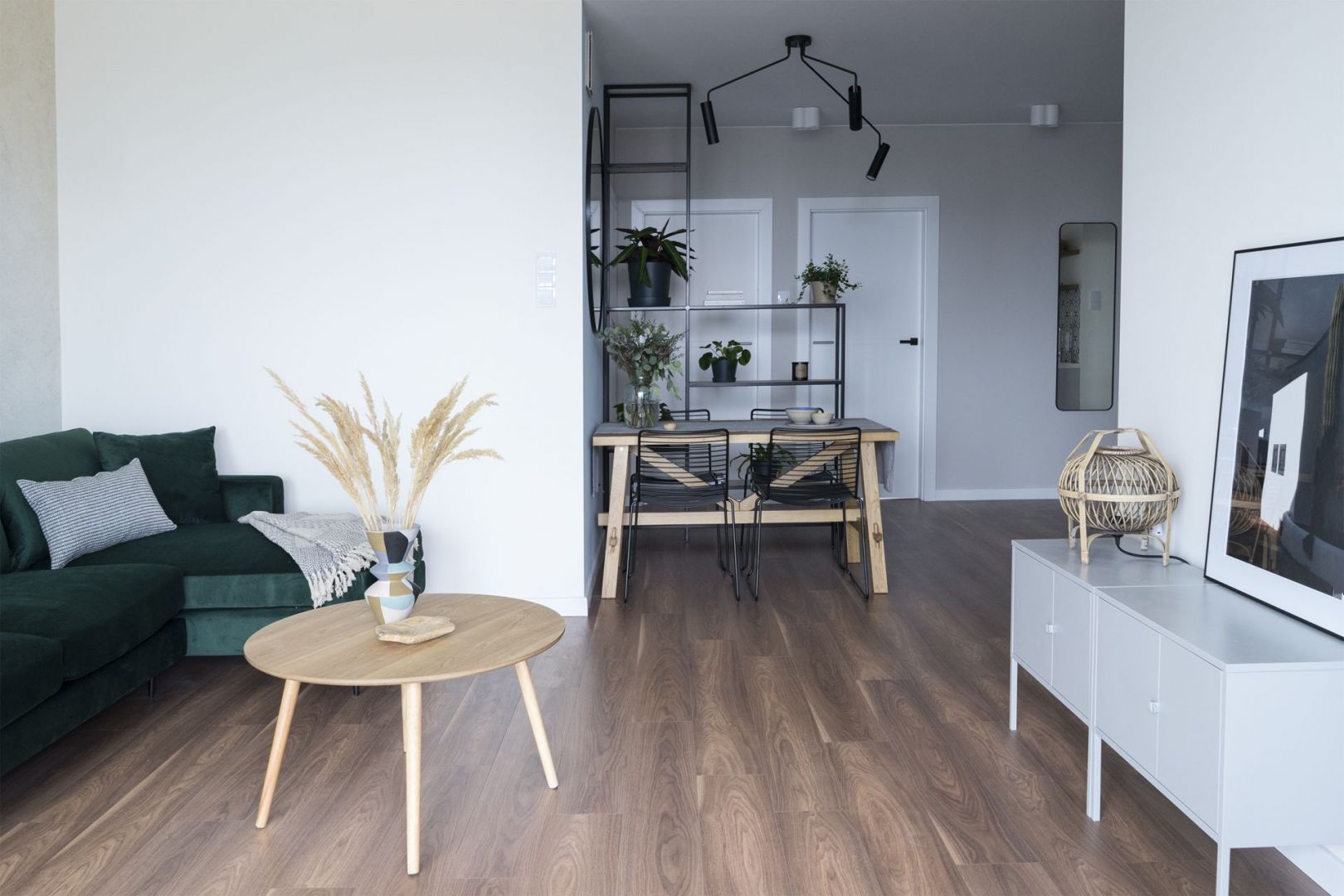 71-metrowe mieszkanie w Warszawie. Projekt wnętrza i stylizacja: Ola Dąbrówka, pracownia GOOD VIBES Interiors. Zdjęcia: Anna Hnatyszak