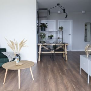 71-metrowe mieszkanie w Warszawie. Projekt wnętrza i stylizacja: Ola Dąbrówka, pracownia GOOD VIBES Interiors. Zdjęcia: Anna Hnatyszak