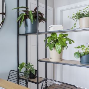 71-metrowe mieszkanie w Warszawie. Projekt wnętrza i stylizacja: Ola Dąbrówka, pracownia GOOD VIBES Interiors. Zdjęcia: Anna Hnatyszak
