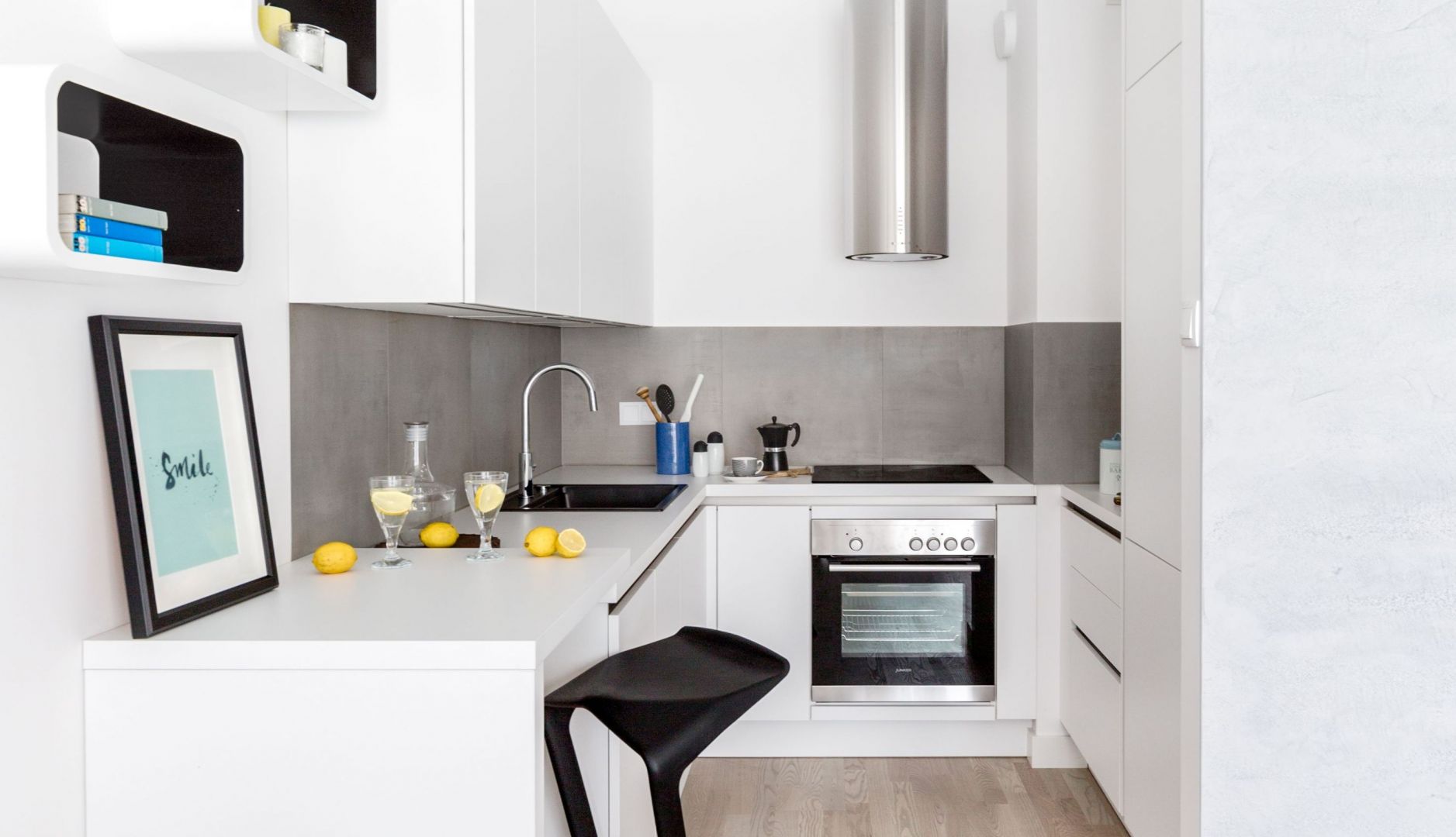Biała kuchnia w bloku. Projekt Decoroom. Fot. Pion Poziom