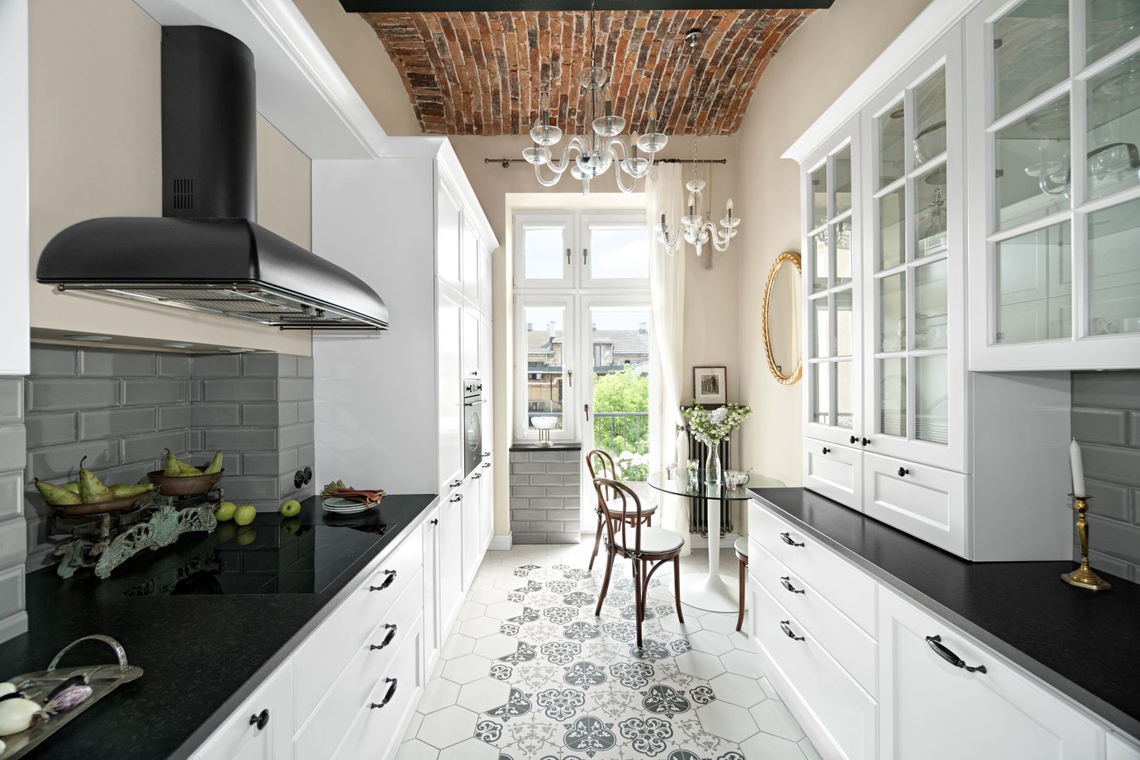 Biała kuchnia w klasycznym stylu. Projekt MM Architekci. Fot. Jeremiasz Nowak