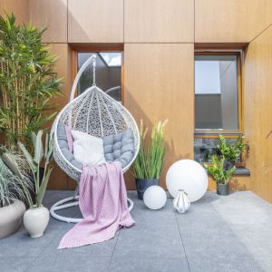 Aranżacja tarasu w stylu boho na Osiedlu Mickiewicza w Warszawie. Przestrzeń ma swobodny charakter, sprzyjający relaksacji. Aranżacja tarasu: Olga Nowosad-Szewców, Decoroom. Fot. Marta Behling, Pion Poziom – fotografia wnętrz