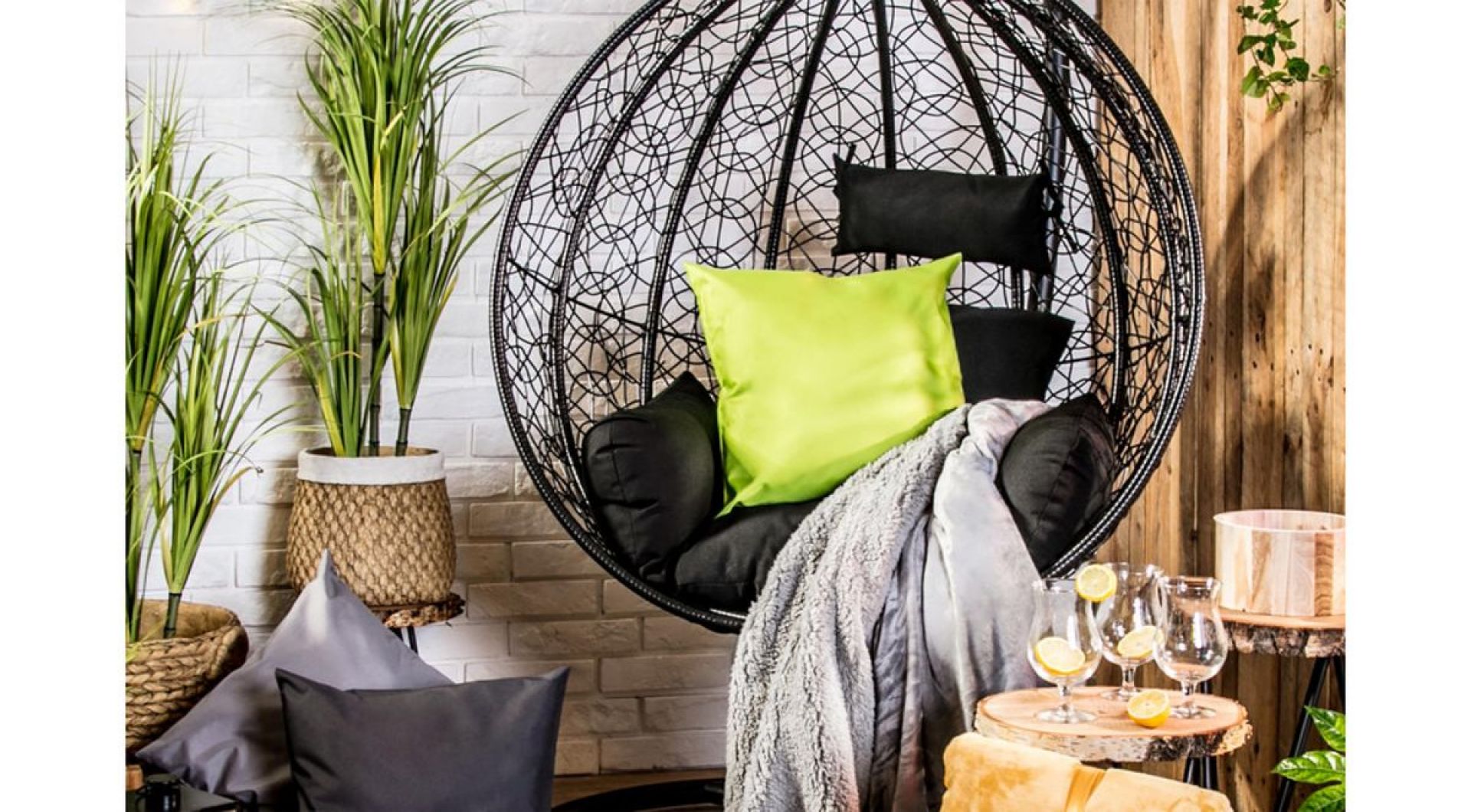 Modnym dodatkiem każdej aranżacji będzie również fotel wiszący. Fot. Salony Agata