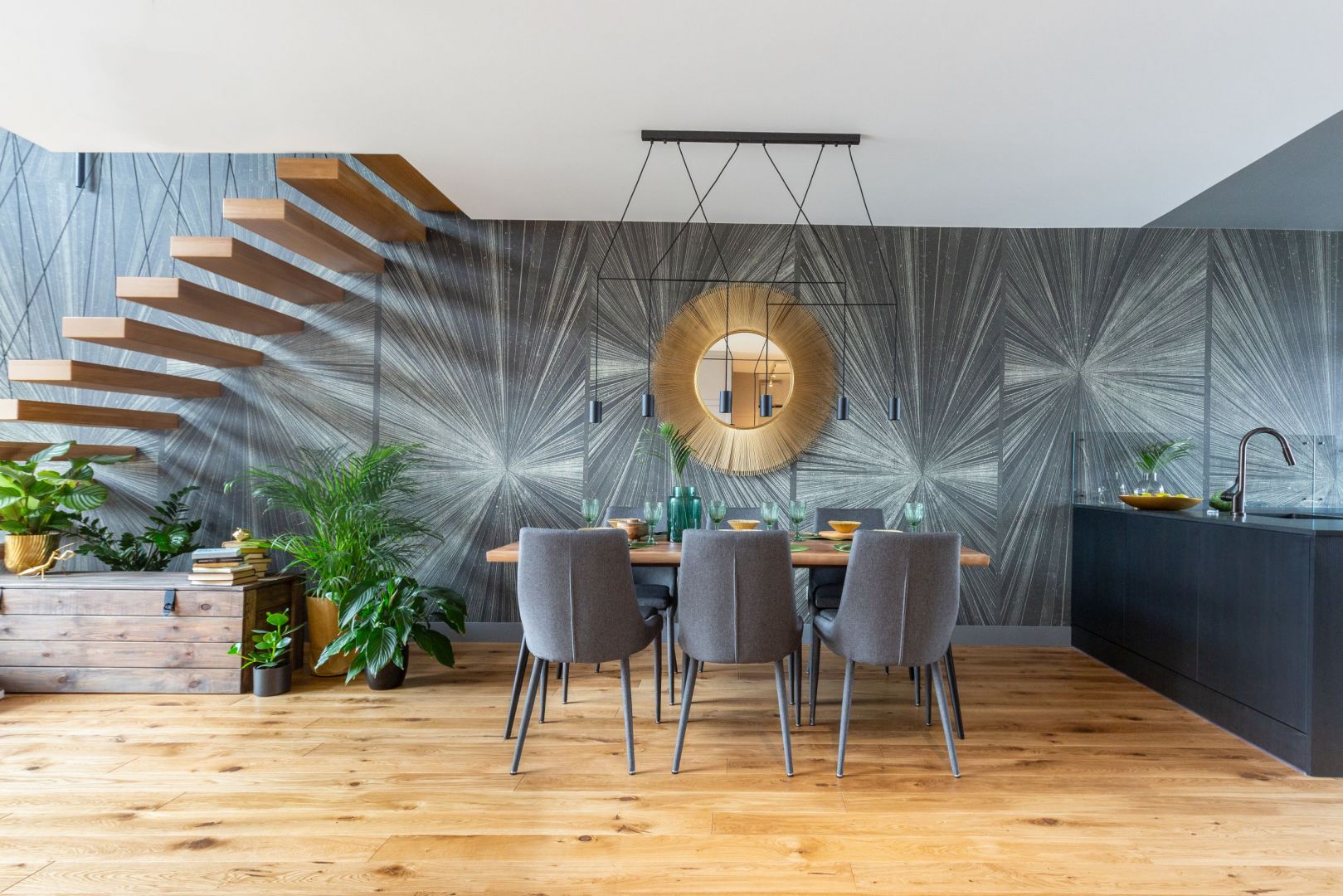 Stół w salonie. Projekt Decoroom. Fot. Pion Poziom