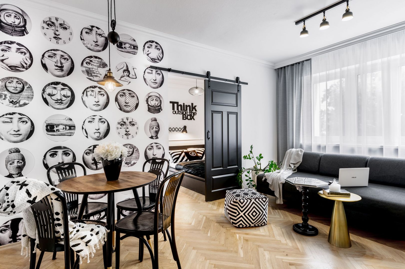 Stół w salonie. Projekt Marta Piórkowska-Paluch. Fot. Andrzej Czechowicz, Foto Studio Wrzosy.