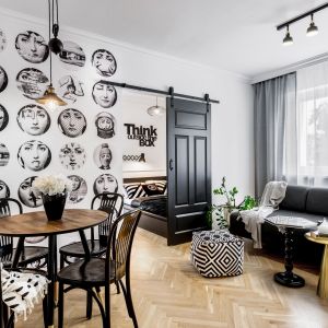 Stół w salonie. Projekt Marta Piórkowska-Paluch. Fot. Andrzej Czechowicz, Foto Studio Wrzosy.