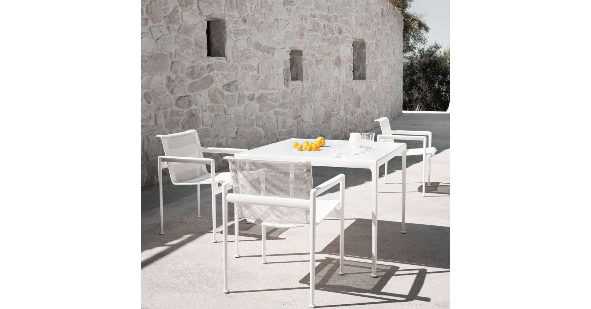 Ramy krzeseł, stołów i stolików pokryte są poliestrową powłoką proszkową dostępną w różnej palecie barw, a więc odporne na korozje. Fot. Knoll / Mood Design