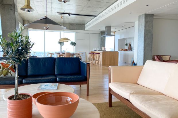 Apartament pokazowy zlokalizowany jest na 48. piętrze luksusowego apartamentowca Złota 44. Wnętrze to esencja skandynawskiego designu. Otula ciepłem naturalnych barw, materiałów i struktur. <br /><br />