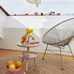 Podręczny stolik w pastelowym kolorze to wygodna i ładna propozycja na latni balkon. Fot. Westwing