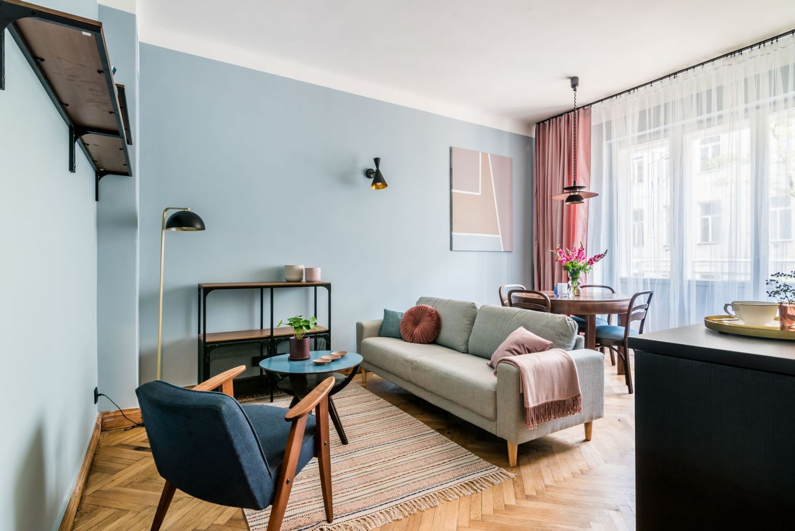 Mała kuchnia z salonem w bloku urządzona w pięknych kolorach. Projekt i stylizacja wnętrza: Ola Dąbrówka, pracownia Good Vibes Interiors. Fot. Marcin Mularczyk