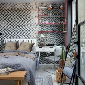 Ścianę za łóżkiem zdobi piękna tapeta. Projekty i zdjęcia: Ida Mikołajska, MIKOŁAJSKAstudio