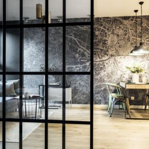 Wnętrze w stylu loft: czarno-biała tapeta z mapą Krakowa. Projekty i zdjęcia: Ida Mikołajska, MIKOŁAJSKAstudio