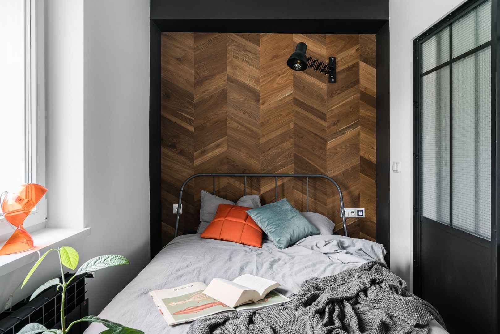 Mała sypialni w bloku. Charakteru nadaje wnętrzu wykończenie ściany za łóżkiem. Projekt: Katarzyna Piechowiak, Magdalena Hass, pracownia and.home. Fot. Katarzyna Seliga Wróblewska, Marcin Wróblewski/Fotomohito