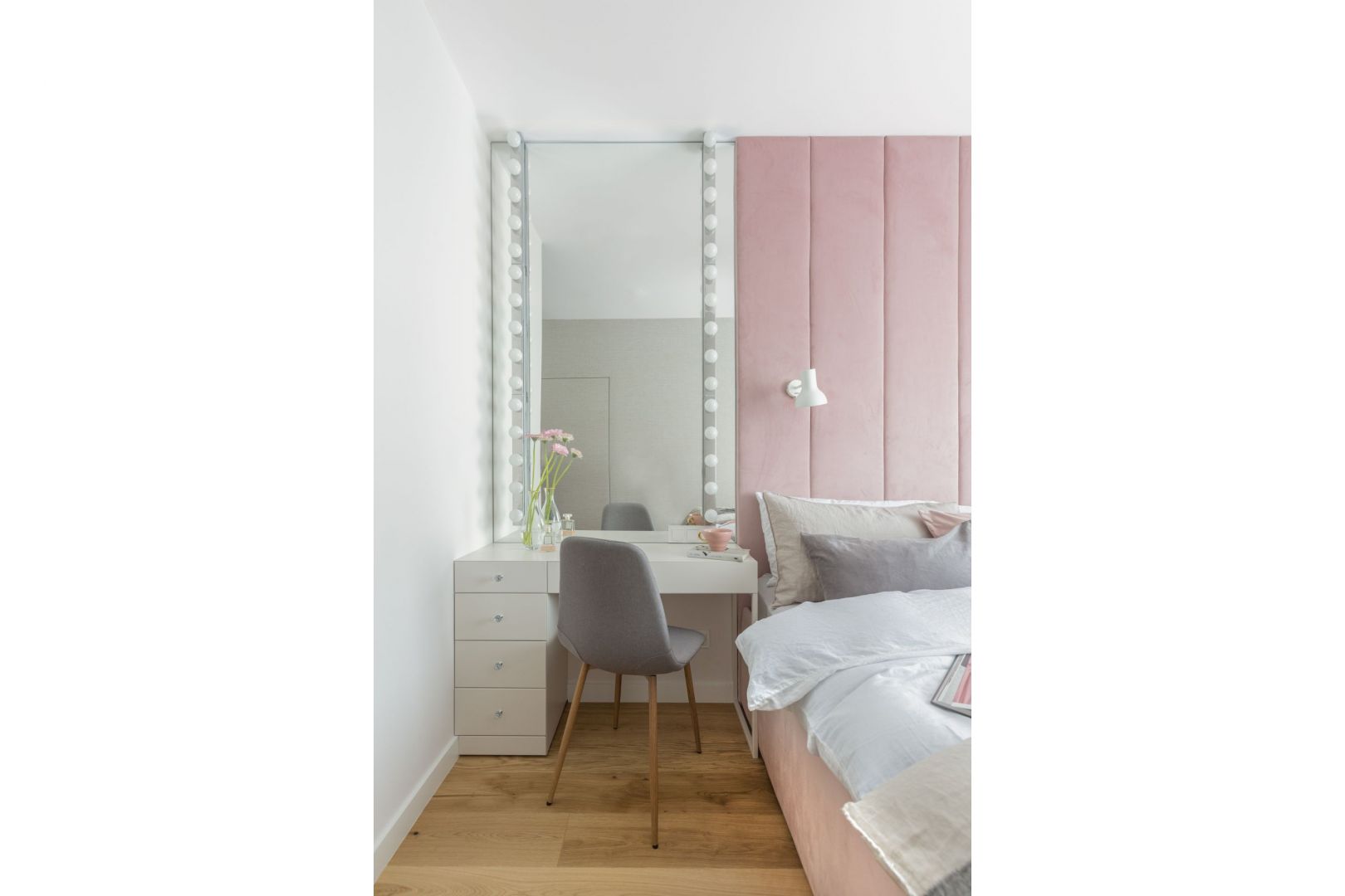 Często w sypialni pojawia się również toaletka. Tutaj powinniśmy zastosować oświetlenie o neutralnej barwie. Projekt: Decoroom. Fot. Marta Behling, Pion Poziom