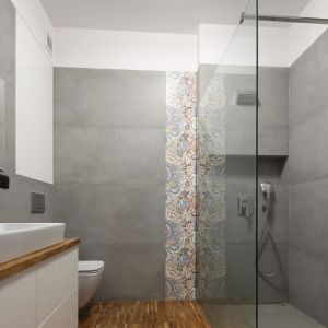 W łazience do loftowej stylistyki nawiązują szare płytki jak beton, które zestawiono tutaj z kolorową trójwymiarową glazurą. Projekt: Maciejka Peszyńska-Drews. Fot. Bartosz Jarosz