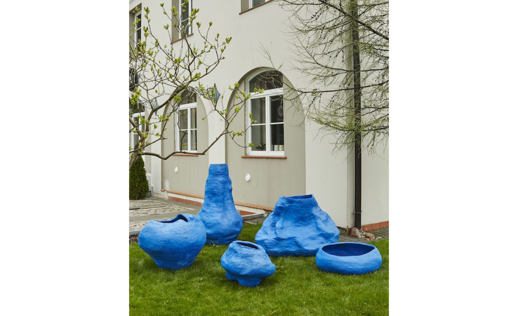 Seria „Out of Blue”, która jest użytkową wersją i rozwinięciem instalacji „Przestrzeń Wyobraźni”. To grupa ceramicznych rzeźb w formie nieregularnych donic, czy też zbiorników na deszczówkę. Fot. Celestyna Król