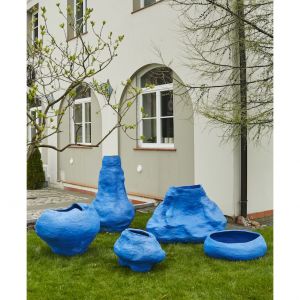 Seria „Out of Blue”, która jest użytkową wersją i rozwinięciem instalacji „Przestrzeń Wyobraźni”. To grupa ceramicznych rzeźb w formie nieregularnych donic, czy też zbiorników na deszczówkę. Fot. Celestyna Król