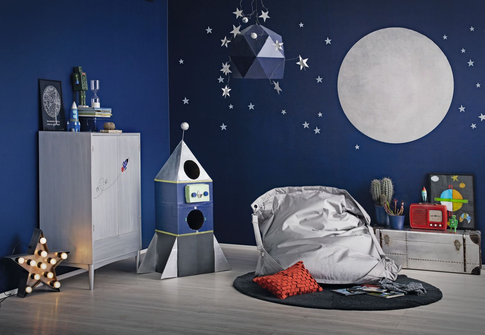 Pomysł na dekorację ściany w pokoju dziecka. Na zdj. Tikkurila Optiva Satin Matt 7