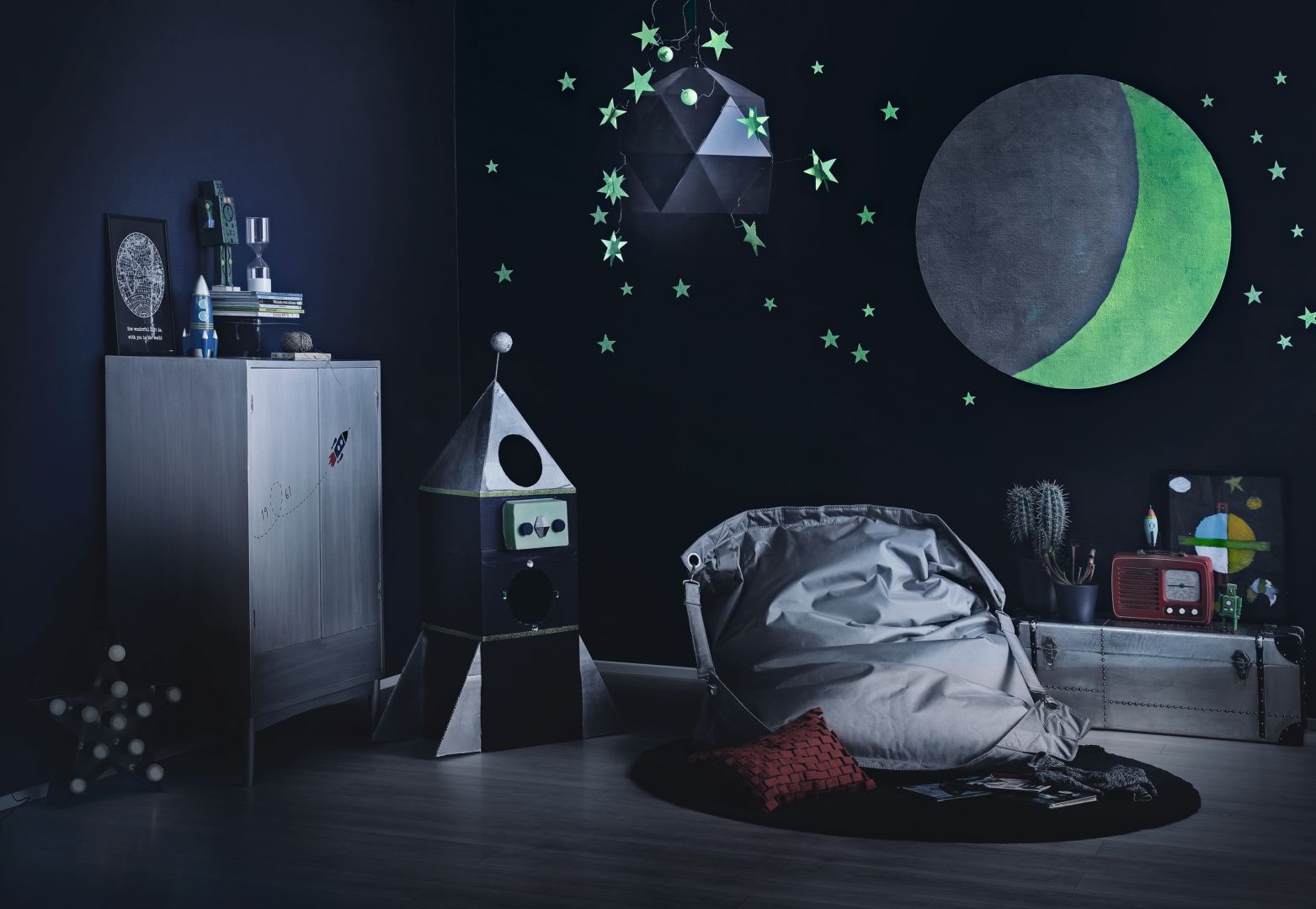 Pomysł na dekorację ściany w pokoju dziecka. Na zdj. Tikkurila Taika Glow
