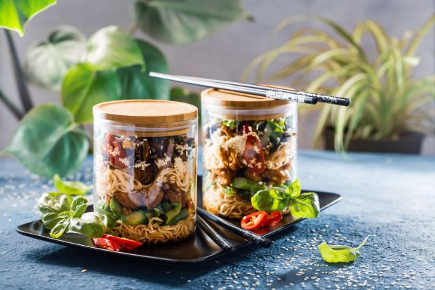 Sałatka w stylu tajskim jest niebanalnym połączeniem wyrazistych smaków i dodatków.  To idealna propozycja lunchu dla osób na diecie bezmięsnej. Zadowoli podniebienia fanów azjatyckiej kuchni. <br /><br />