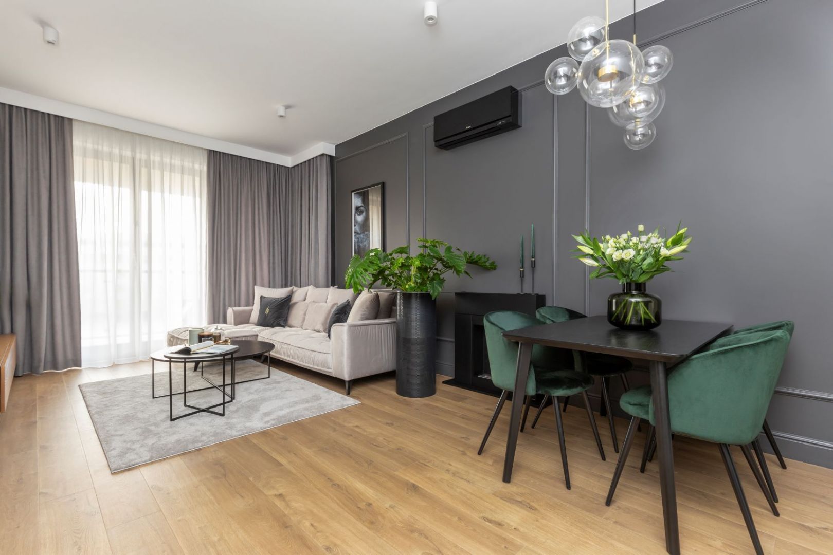 Ściana w salonie pomalowana ciemnoszarą farbą. Projekt: Naboo Studio. Realizacja MRenovations. Stylizacja Agnieszka Modzelewska, Deconeserka. Zdjęcia Pion Poziom
