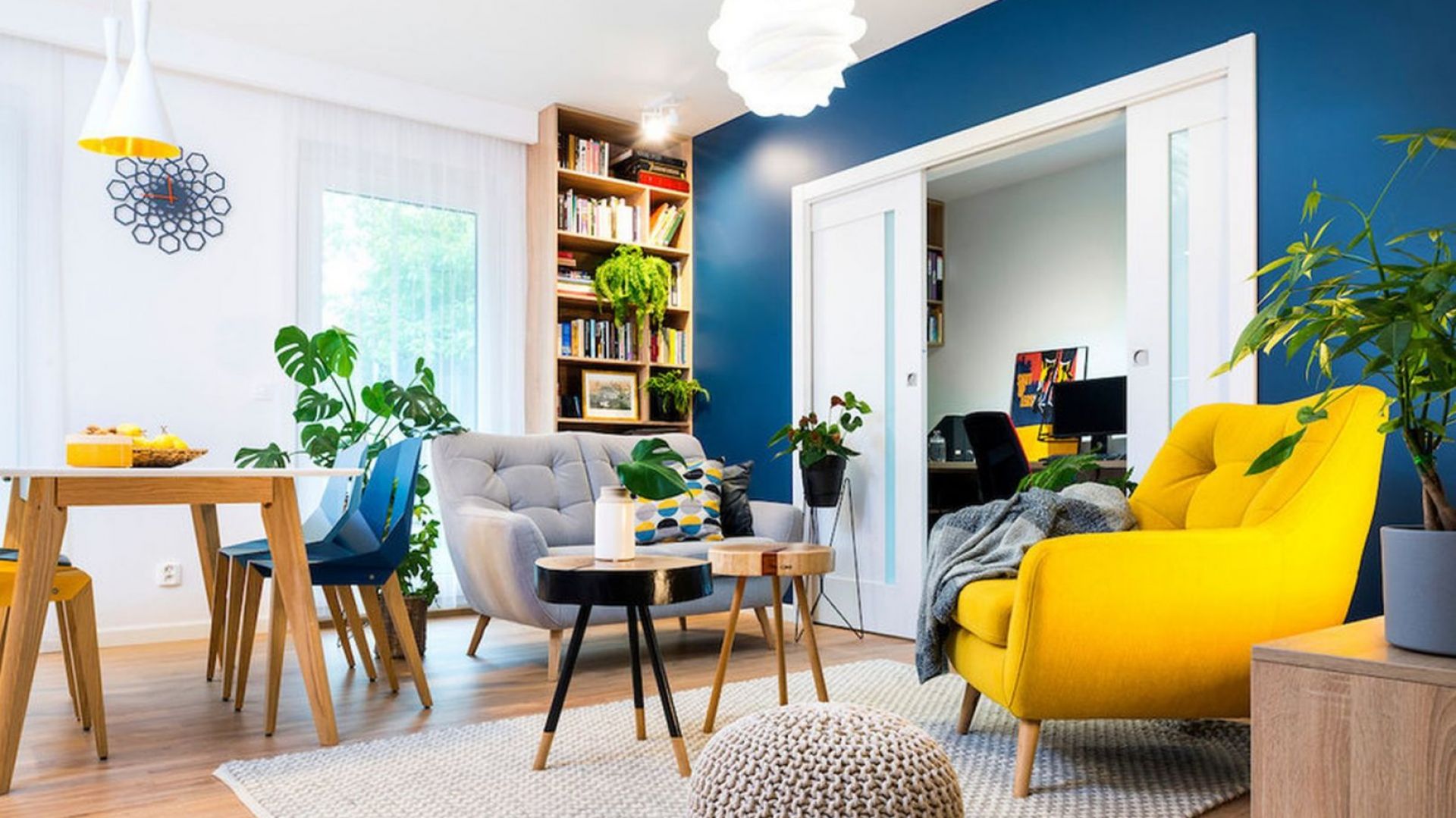 Ściana w salonie: 12 pomysłów na kolor i poradnik, jak dobrze wybrać farbę!