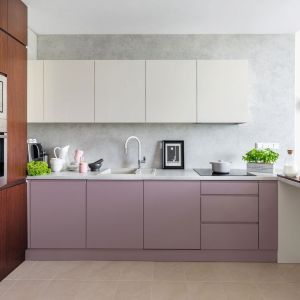 Meble kuchenne to połączenie białych frontów na szafkach wiszących oraz różowych, matowych frontów na szafkach dolnych. Projekt: Decoroom. Fot. Pion Poziom

