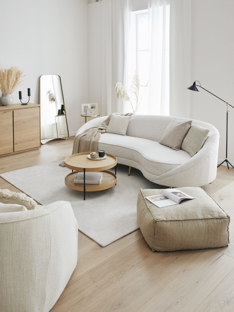 Biały salon z beżowymi dodatkami i dekoracjami boho. Fot. WestwingNow.pl
