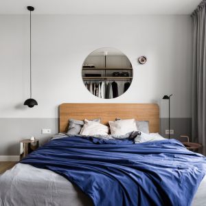 Ściana za łóżkiem w sypialni wykończona jest farbą w szarym kolorze: jasnym i ciemnym. Projekt: Raca Architekci. Zdjęcia: Fotomohito