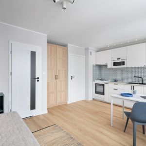 We wnętrzu królują jasne kolory i naturalne materiały. Projekt wnętrza, stylizacja: Ola Dąbrówka, pracownia Good Vibes Interiors. Zdjęcia: Mikołaj Dąbrowski