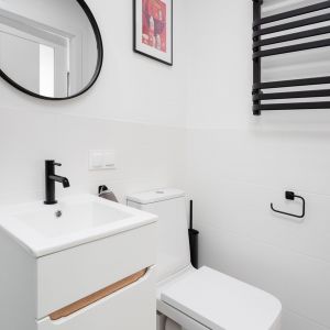 Pomimo małego metrażu łazienka jest bardzo funkcjonalna i wygodna. Projekt wnętrza, stylizacja: Ola Dąbrówka, pracownia Good Vibes Interiors. Zdjęcia: Mikołaj Dąbrowski