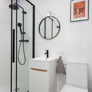 Jasna łazienka w loftowym klimacie. Projekt wnętrza, stylizacja: Ola Dąbrówka, pracownia Good Vibes Interiors. Zdjęcia: Mikołaj Dąbrowski
