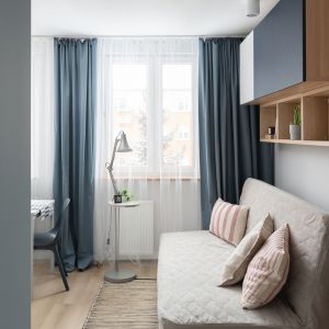 Niebieski kolor to dobry wybór w małym wnętrzu. Projekt wnętrza, stylizacja: Ola Dąbrówka, pracownia Good Vibes Interiors. Zdjęcia: Mikołaj Dąbrowski