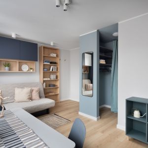 Mieszkanie tworzą dwa bliźniacze studia. Projekt wnętrza, stylizacja: Ola Dąbrówka, pracownia Good Vibes Interiors. Zdjęcia: Mikołaj Dąbrowski