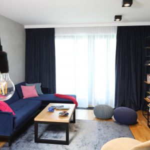 Okno w salonie zdobią grube, ciemne zasłony wpisujące się w klimat loft. Projekt Maciejka Peszyńska-Drews. Fot. Bartosz Jarosz
