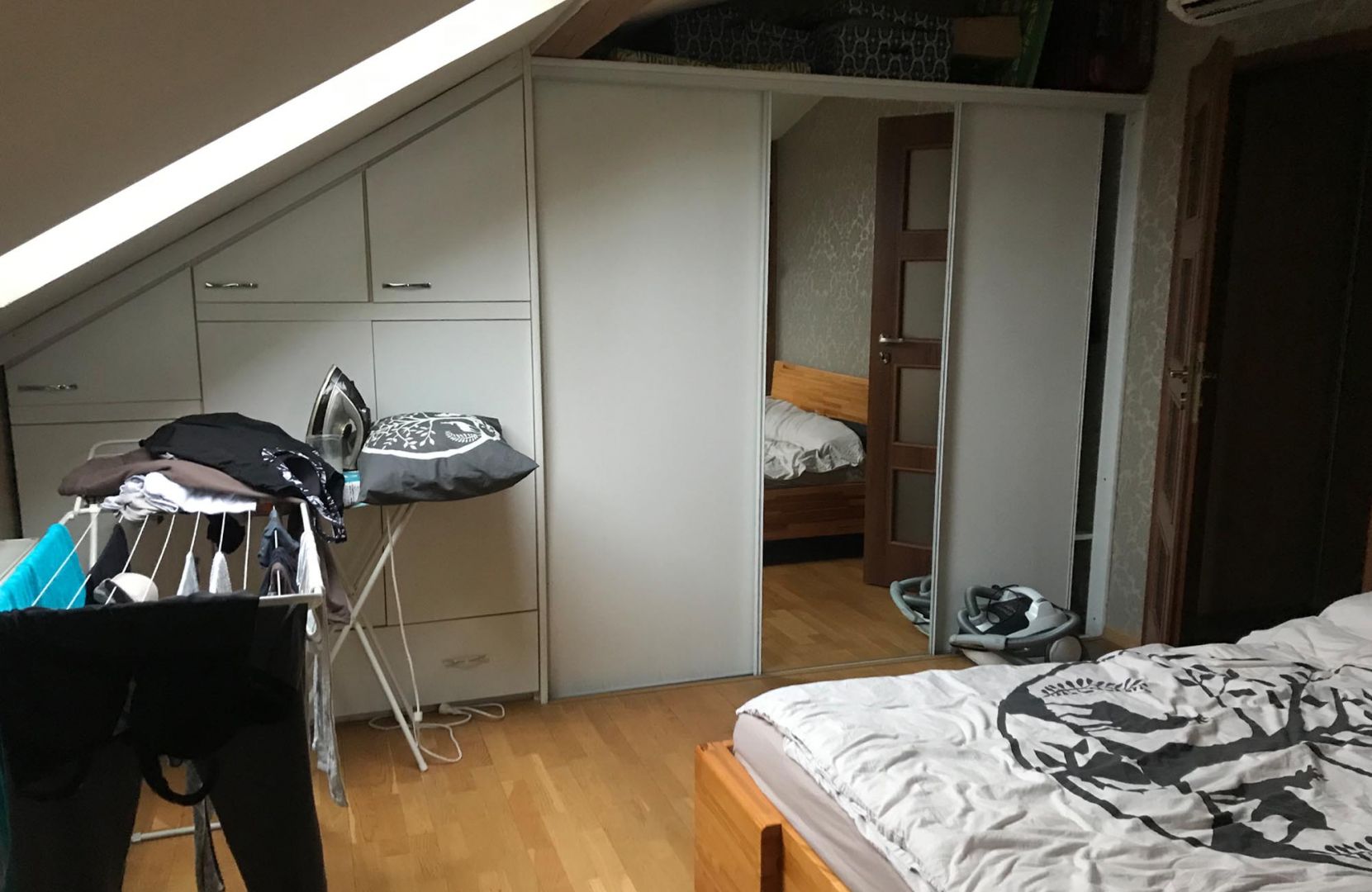 Sypialnia na poddaszu w loftowym klimacie – widok przed. Fot. Salony Agata