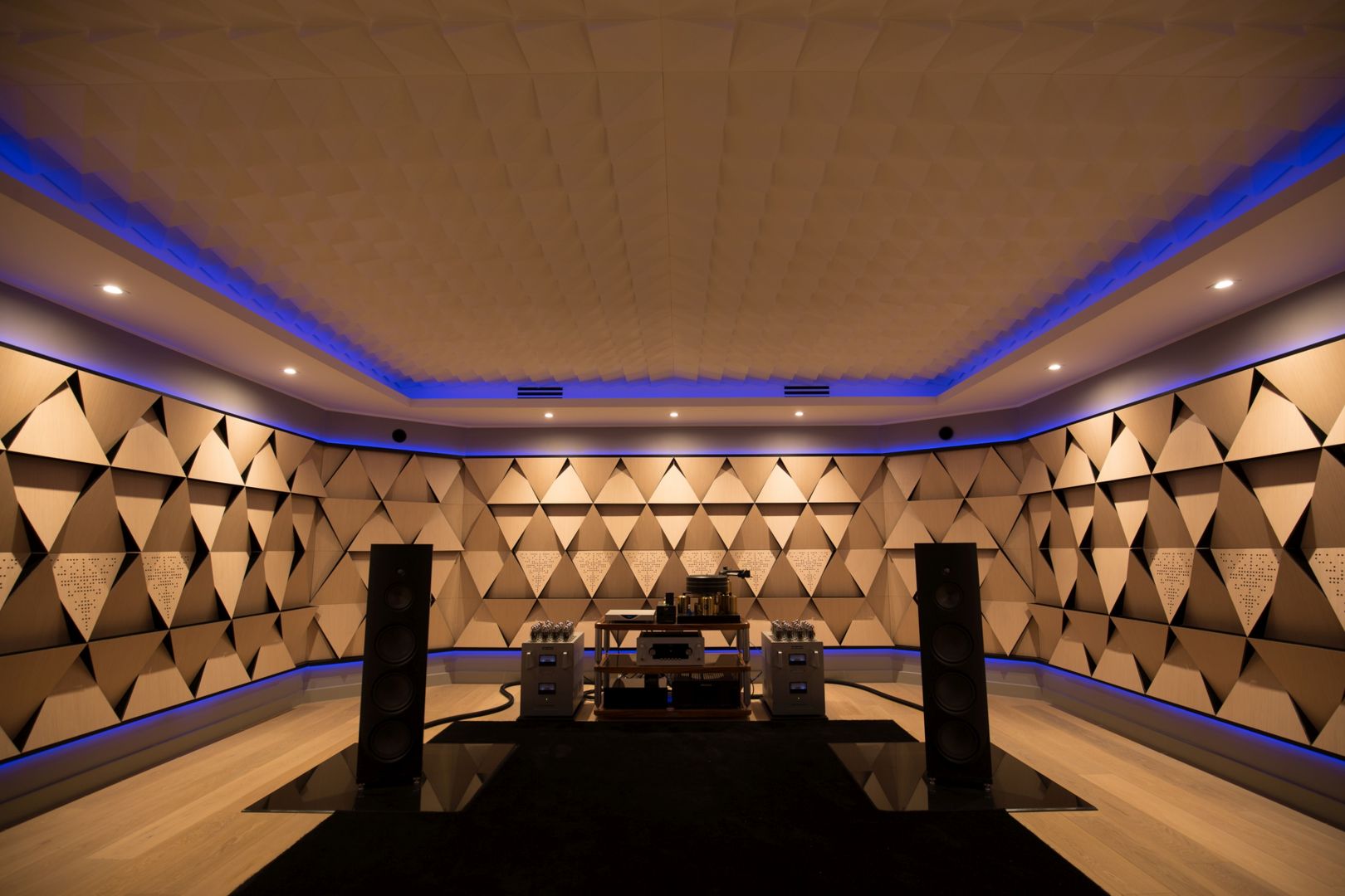 Punkt odsłuchowy w równej odległości od lewej i prawej kolumny głośnikowej. Fot. Nyquista Acoustic Design