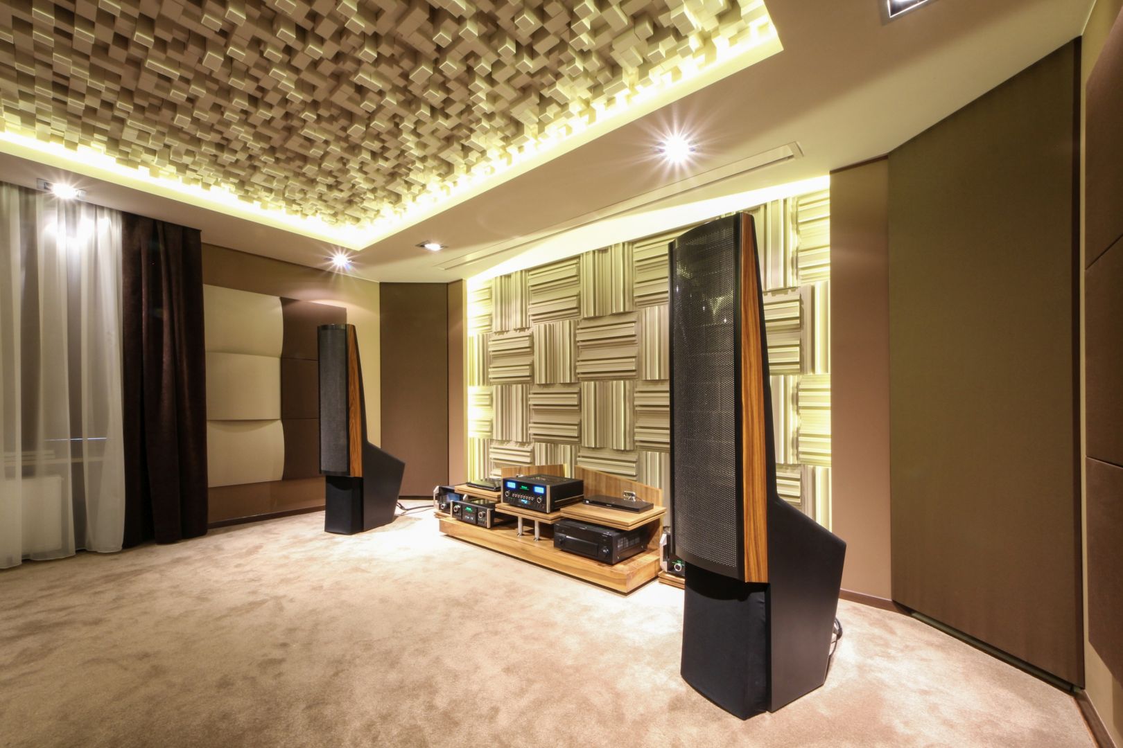 Symetryczne pomieszczenie odsłuchowe. Fot. Nyquista Acoustic Design