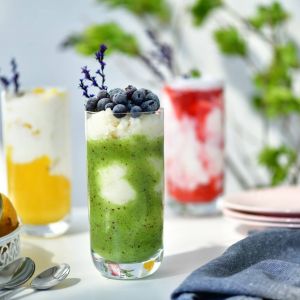 Kolorowe napoje czy owocowe koktajle najlepiej zaprezentują się w minimalistycznych, wysokich szklankach typu „long drink". Fot. Krosno Glass 