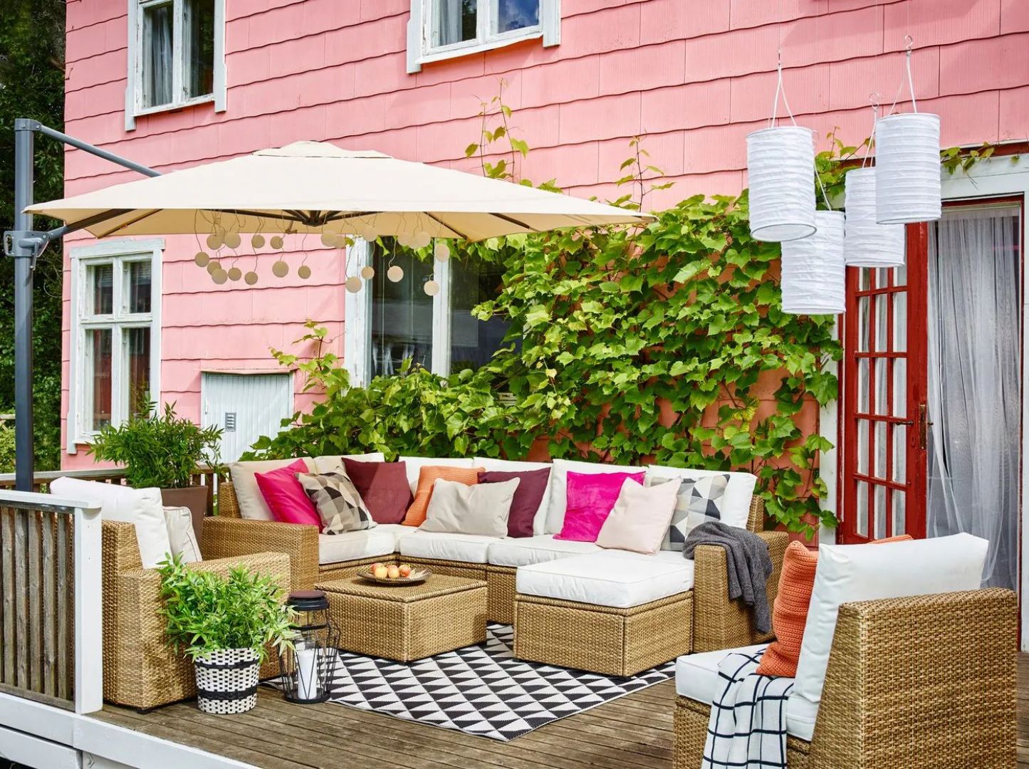 Meble na taras z kolekcji Solleron. Dostępne w ofercie sklepu IKEA. Cena: 3.800 zł/modułowa sofa narożna, 950 zł/fotel, 320 zł/stołek. Fot. IKEA