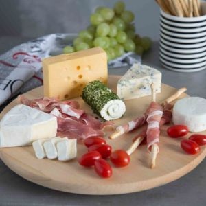 Każdy kibic wie, że nie ma oglądania meczu bez pysznych przekąsek. Wybierz akcesoria, które będą pomocne podczas przygotowań oraz skompletuj naczynia, na których odpowiednio je podasz. Fot. Salony Agata