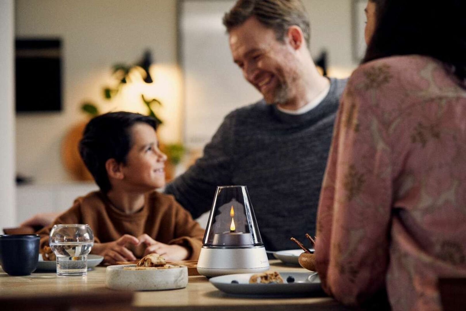Niezastąpione w kreowaniu nastroju są także szklano-aluminiowe świeczniki Kooduu's Glow 10 z wkładem z 100% oleju roślinnego lub akumulatorem Shine.