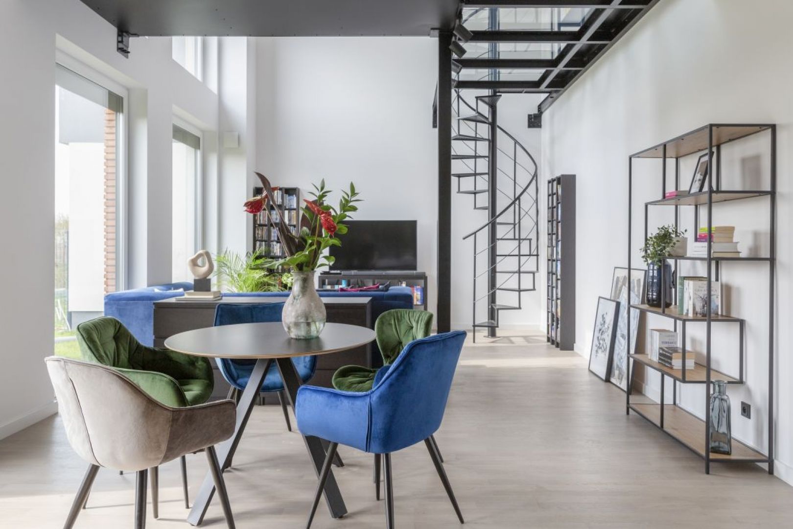 Wnętrze pełne jest charakteru i dobrego wzornictwa. Projekt: Decoroom. Fot. Marta Behling, Pion Poziom – fotografia wnętrz