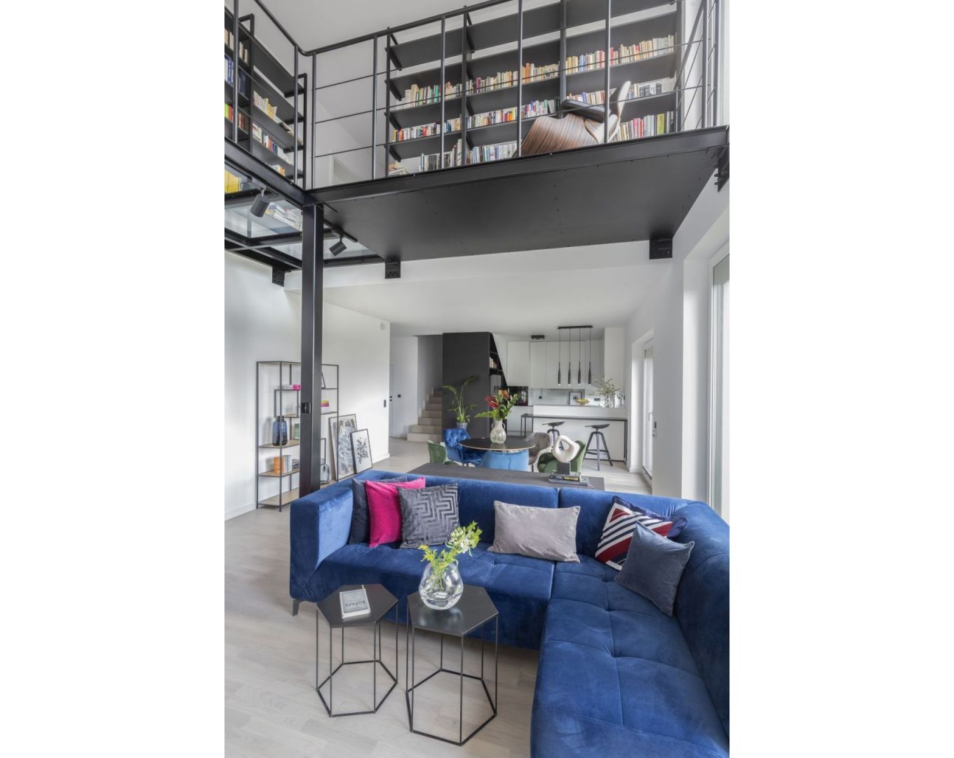 W salonie zastosowano odważne kolorystyczne akcenty w postaci kanap, krzeseł i poduszek, które ożywiają wnętrze. Projekt: Decoroom. Fot. Marta Behling, Pion Poziom – fotografia wnętrz