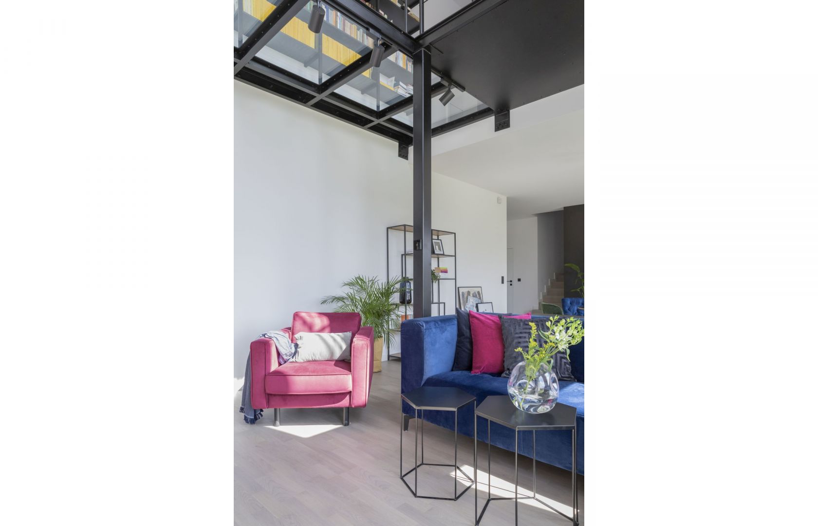 Surowość industrialnej aranżacji złagodzono barwnymi meblami z welurową tapicerką. Projekt: Decoroom. Fot. Marta Behling, Pion Poziom – fotografia wnętrz
