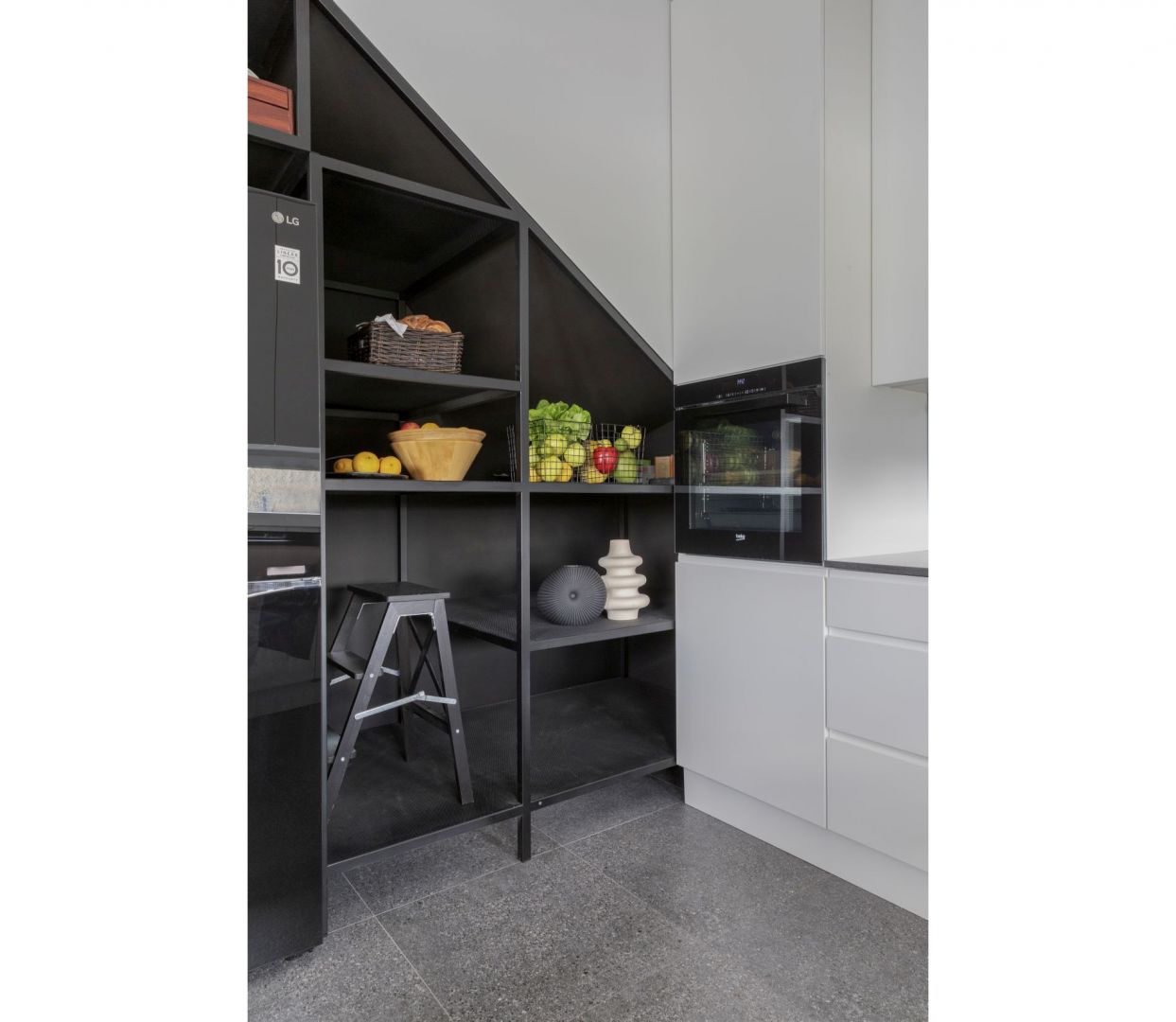 Dobrze wykorzystana przestrzeń na przechowywanie. Projekt: Decoroom. Fot. Marta Behling, Pion Poziom – fotografia wnętrz