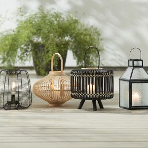 Na tarasie warto też postawić na odpowiednie oświetlenie – od pojedynczych lamp ledowych, przez reflektory, lampy ogrodzeniowe, ogrodowe kule, aż po nastrojowe lampki. Fot. Jysk/Galeria Wnętrz Domar