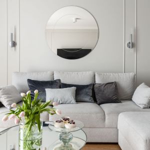 W salonie znajduje się zrobiona na zamówienie wygodna trzyosobowa sofa (Rafek Meble). Projekt: Studio Projektowania Miśkiewicz Design. Fot. Anna Powałowska