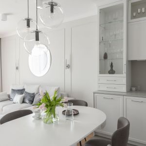Nad stołem w jadalni zawieszono atrakcyjne wzorniczo szklane lampy. Projekt: Studio Projektowania Miśkiewicz Design. Fot. Anna Powałowska