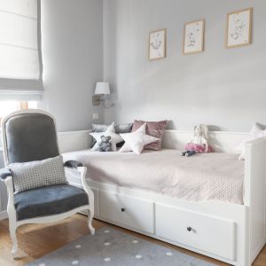 W pokoju córki mamy białe meble, a uważne oko dostrzeże, że ścianki łóżka przypominają angielskie panele boazeryjne. Projekt: Studio Projektowania Miśkiewicz Design. Fot. Anna Powałowska
